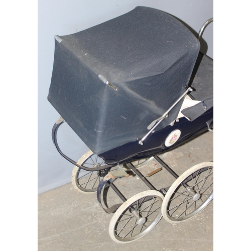 1512 - A vintage Silver Cross type baby's pram with hood, approx 44cm wide x 97cm deep x 86cm tall