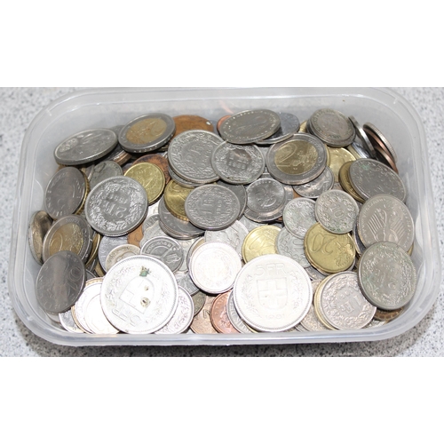 1208 - Qty of assorted mixed world coins, approx 2.5kg gross