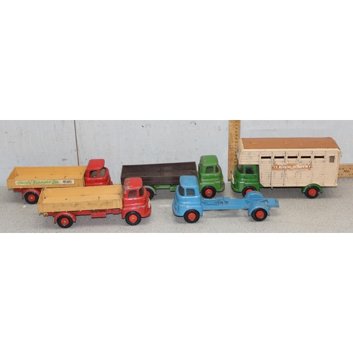 1515 - Mix of vintage Tri-ang model vehicles to incl bus