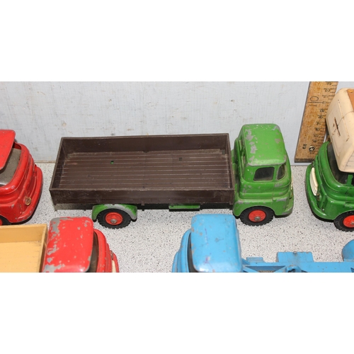 1515 - Mix of vintage Tri-ang model vehicles to incl bus