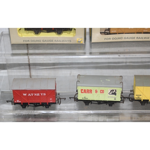 1518 - Qty of model freight carriages and Wrenn Cardiff Castle locomotive in box