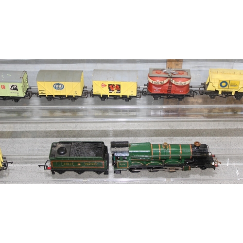 1518 - Qty of model freight carriages and Wrenn Cardiff Castle locomotive in box