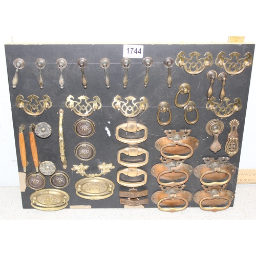 1744 - Display of antique and later handles mounted on painted black board