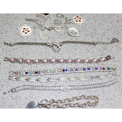 2286 - Qty of assorted decorative costume jewellery bracelets