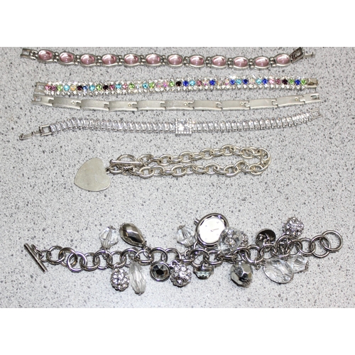 2286 - Qty of assorted decorative costume jewellery bracelets