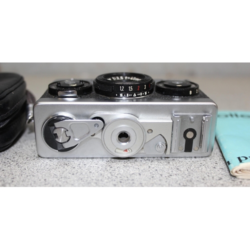 655 - A vintage Rollei 35 camera with Carl Zeiss Tessar 1:3.5 f=40mm lens, with case and instructions