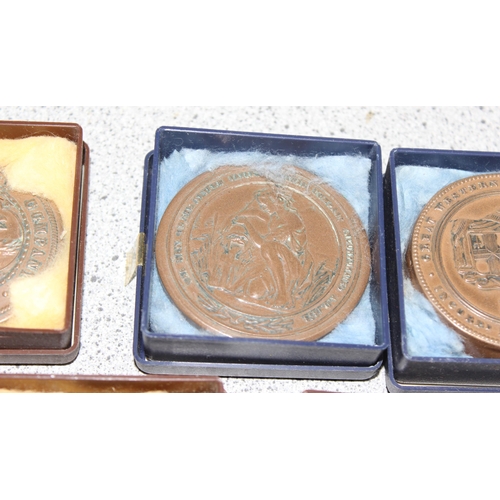 726 - Assorted railway memorabilia to incl GWR commemorative medallions and buttons