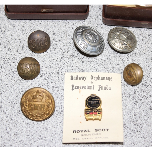 726 - Assorted railway memorabilia to incl GWR commemorative medallions and buttons