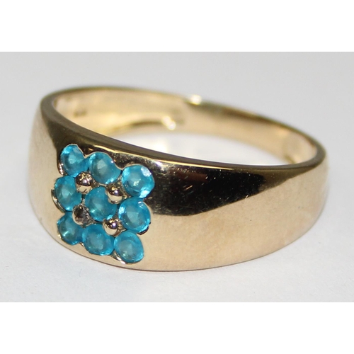 2043 - An unusual retro style 9ct gold signet ring set with 9 small blue stones in a square, full English h... 