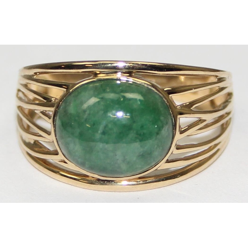 2045 - A retro style 9ct gold cocktail ring set with a cabochon green jade stone in retro woven style setti... 