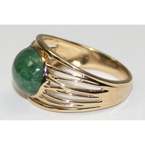 2045 - A retro style 9ct gold cocktail ring set with a cabochon green jade stone in retro woven style setti... 