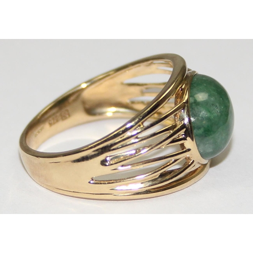 2045 - A retro style 9ct gold cocktail ring set with a cabochon green jade stone in retro woven style setti... 