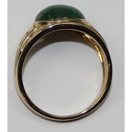 2045 - A retro style 9ct gold cocktail ring set with a cabochon green jade stone in retro woven style setti... 