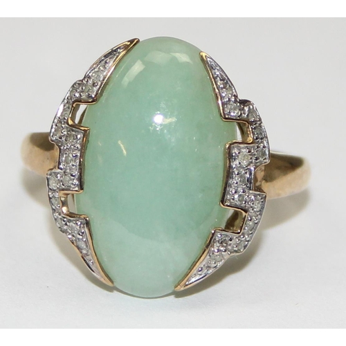 2046 - An Art Deco style 9ct gold cocktail ring set with a cabochon green jade stone in surrounded by small... 