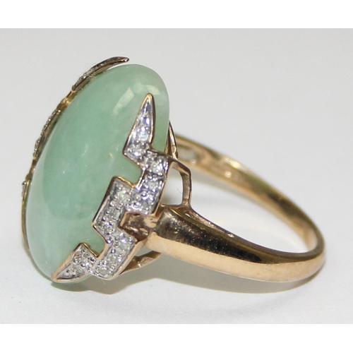 2046 - An Art Deco style 9ct gold cocktail ring set with a cabochon green jade stone in surrounded by small... 