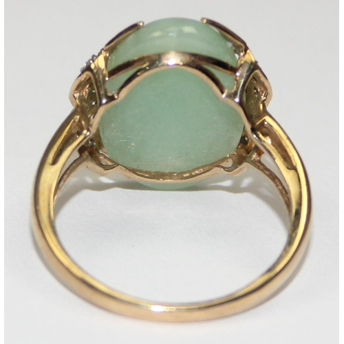 2046 - An Art Deco style 9ct gold cocktail ring set with a cabochon green jade stone in surrounded by small... 