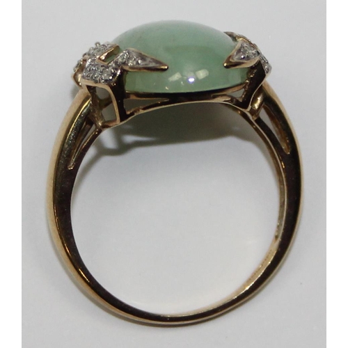 2046 - An Art Deco style 9ct gold cocktail ring set with a cabochon green jade stone in surrounded by small... 