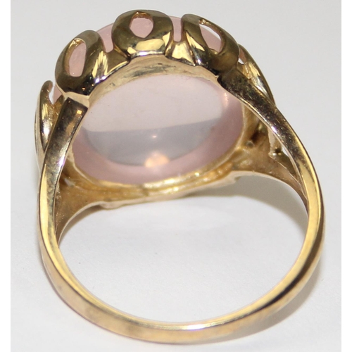 2047 - A mid-century style 9ct gold cocktail ring set with a cabochon stone, possibly a moonstone with leaf... 