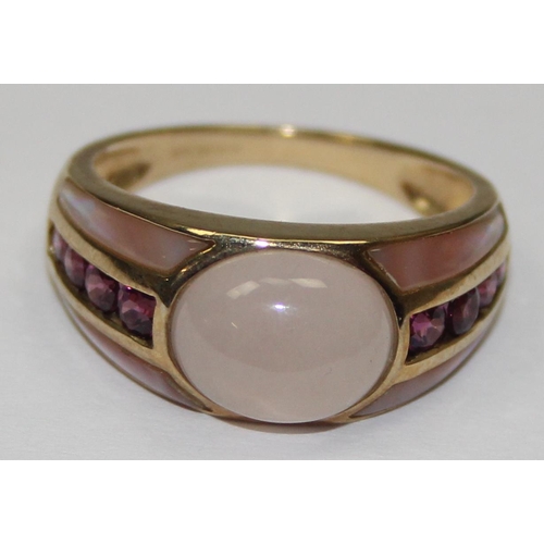 2048 - A retro style 9ct gold cocktail ring set with a cabochon stone, possibly a moonstone with 2 lines of... 