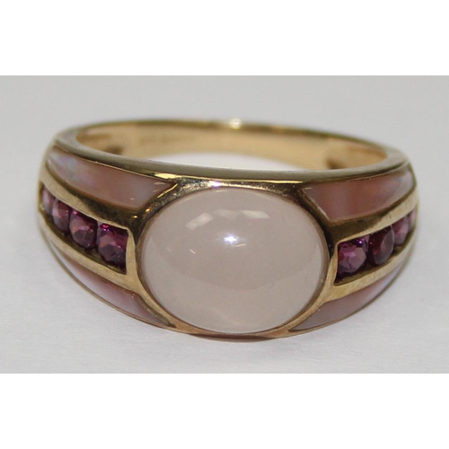 2048 - A retro style 9ct gold cocktail ring set with a cabochon stone, possibly a moonstone with 2 lines of... 