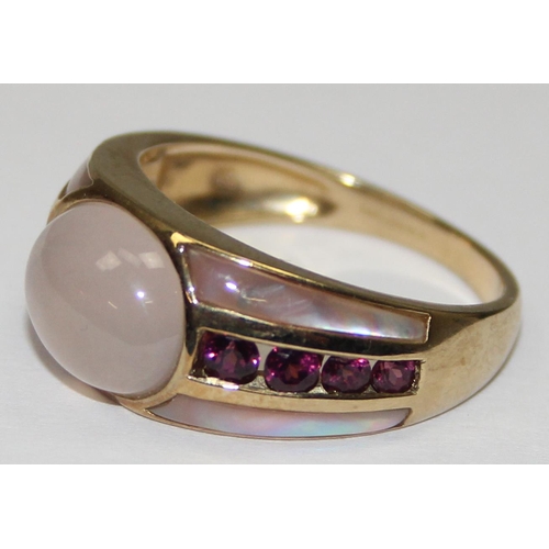 2048 - A retro style 9ct gold cocktail ring set with a cabochon stone, possibly a moonstone with 2 lines of... 