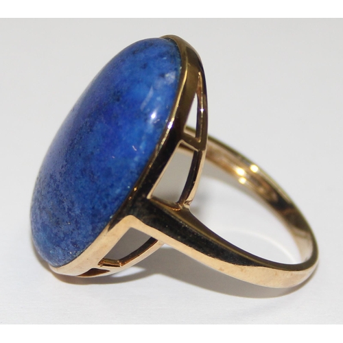 2049 - A retro style 9ct gold cocktail ring set with a cabochon blue stone, possibly Lapis, full English ha... 