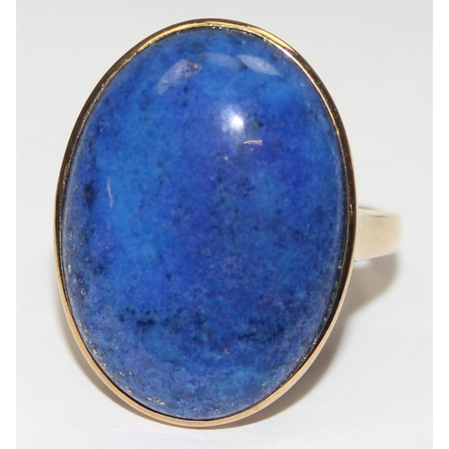 2049 - A retro style 9ct gold cocktail ring set with a cabochon blue stone, possibly Lapis, full English ha... 