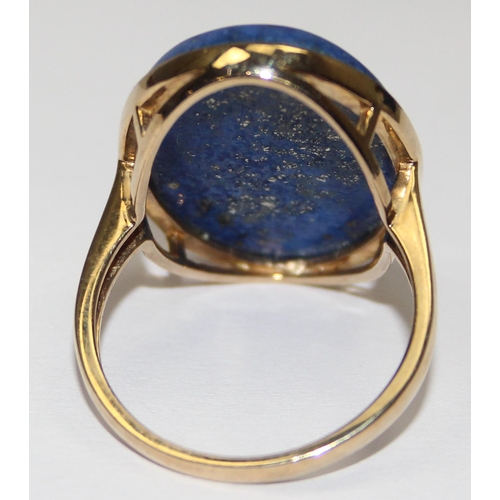 2049 - A retro style 9ct gold cocktail ring set with a cabochon blue stone, possibly Lapis, full English ha... 