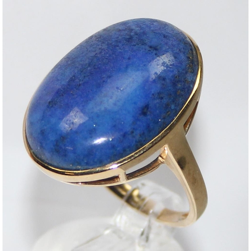 2049 - A retro style 9ct gold cocktail ring set with a cabochon blue stone, possibly Lapis, full English ha... 