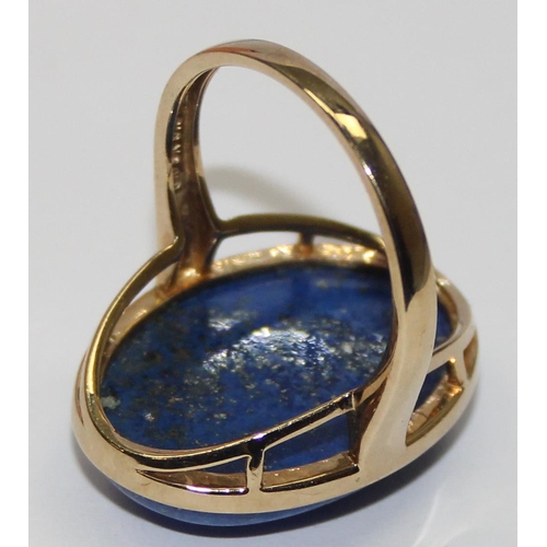 2049 - A retro style 9ct gold cocktail ring set with a cabochon blue stone, possibly Lapis, full English ha... 