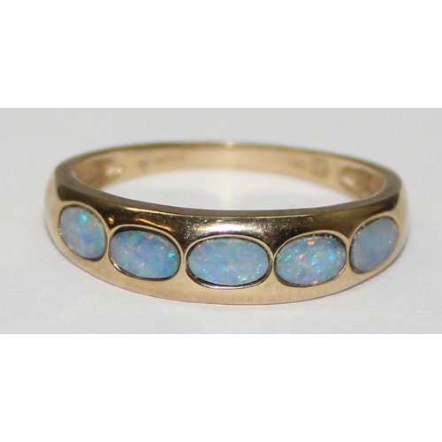 2057 - A 9ct gold ring set with a graduated line of 5 opals, full English hallmarks, approx size T, approx ... 