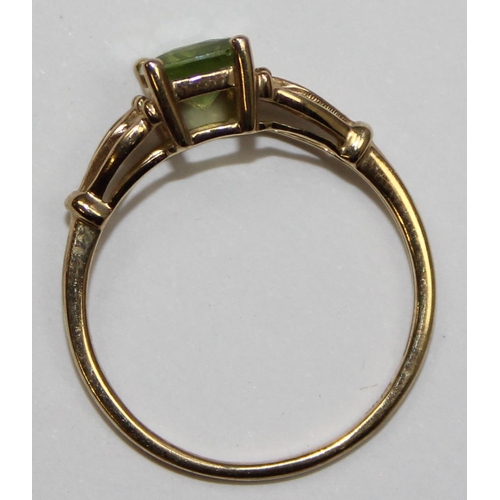 2080 - An Edwardian style 9ct gold green stone ring, likely a peridot, with decorative pierced shoulders, f... 