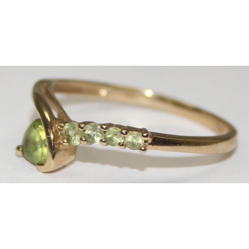 2081 - A retro 9ct gold green stone wishbone ring, likely a peridot, full English hallmarks, approx size T,... 