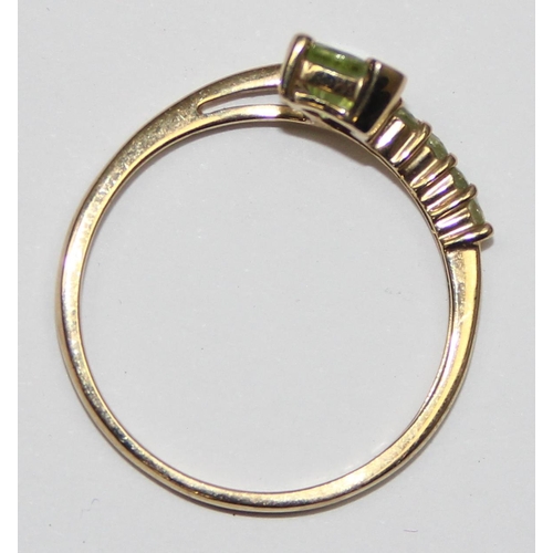 2081 - A retro 9ct gold green stone wishbone ring, likely a peridot, full English hallmarks, approx size T,... 