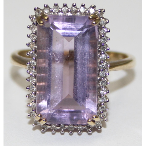 2084 - A 9ct gold Art Deco style light blue/ purple stone cocktail ring surrounded by small diamonds, full ... 