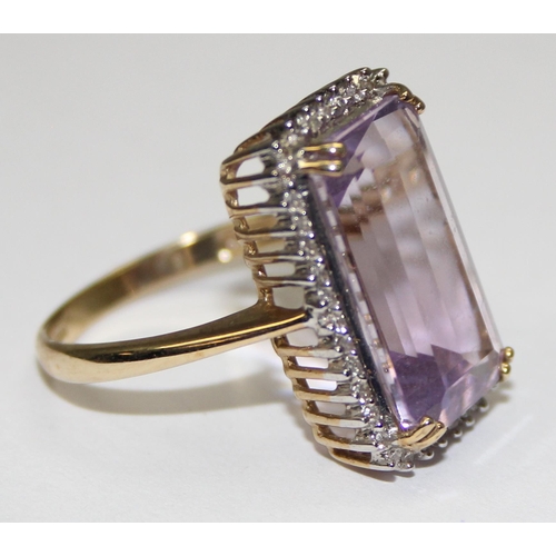 2084 - A 9ct gold Art Deco style light blue/ purple stone cocktail ring surrounded by small diamonds, full ... 