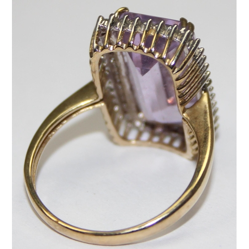 2084 - A 9ct gold Art Deco style light blue/ purple stone cocktail ring surrounded by small diamonds, full ... 