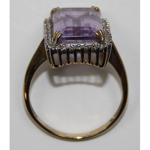 2084 - A 9ct gold Art Deco style light blue/ purple stone cocktail ring surrounded by small diamonds, full ... 