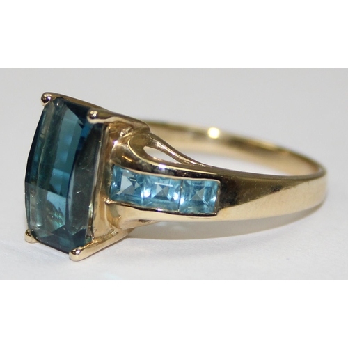 2088 - A 9ct gold Art Deco style light blue and darker blue stone cocktail ring, full English hallmarks, ap... 