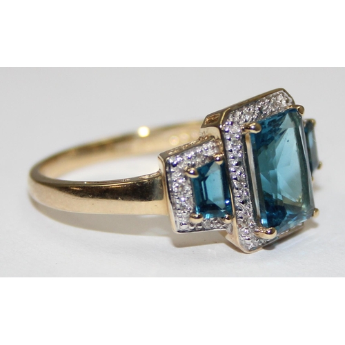 2089 - A 9ct gold Art Deco style trilogy blue stone cocktail ring surrounded by small diamonds, full Englis... 