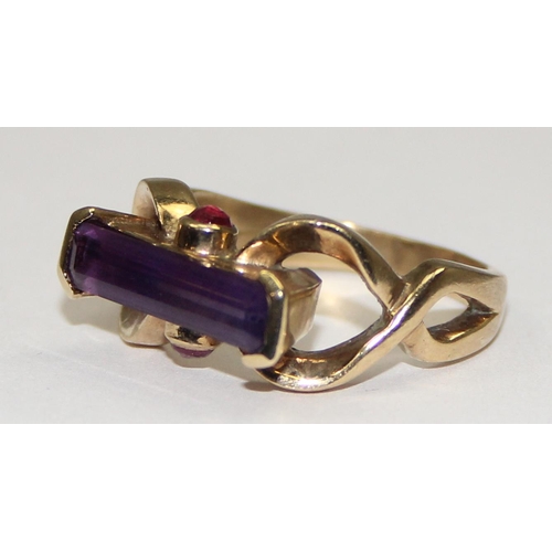 2092 - An unusual 9ct gold baguette cut amethyst ring in decorative mounting, full English hallmarks, appro... 