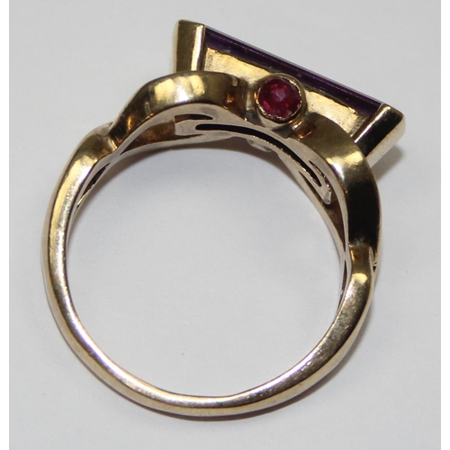 2092 - An unusual 9ct gold baguette cut amethyst ring in decorative mounting, full English hallmarks, appro... 