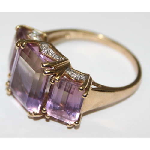 2099 - An unusual Art Deco style 9ct gold 3 stone ring, the 3 stones changing colour with the angle viewed ... 