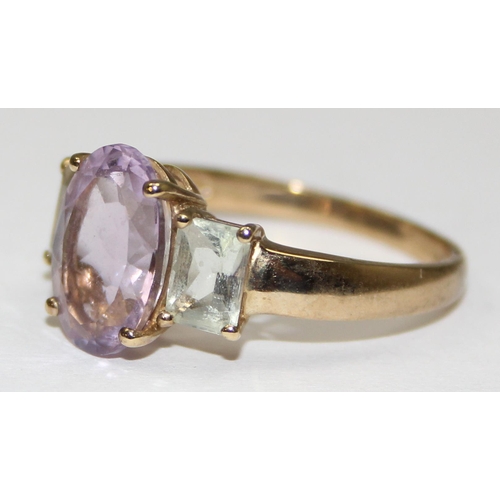 2106 - A 9ct gold trilogy ring, a light purple stone flanked by 2 white stones, full English hallmarks, app... 