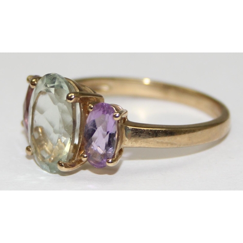 2111 - A 9ct gold trilogy ring, a white stone flanked by 2 light purple stones, full English hallmarks, app... 