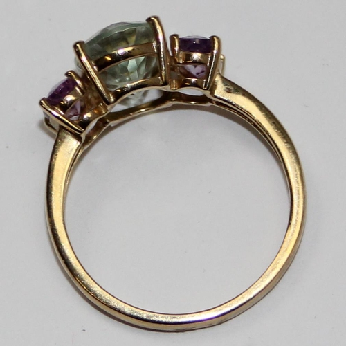 2111 - A 9ct gold trilogy ring, a white stone flanked by 2 light purple stones, full English hallmarks, app... 