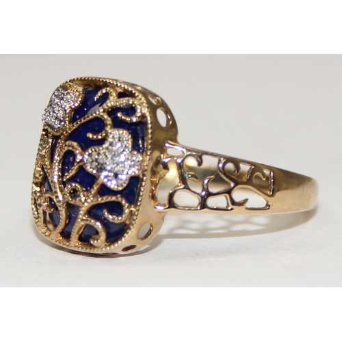 2134 - An unusual 9ct gold antique style dress ring, a large central cabochon of Lapis overlaid with small ... 