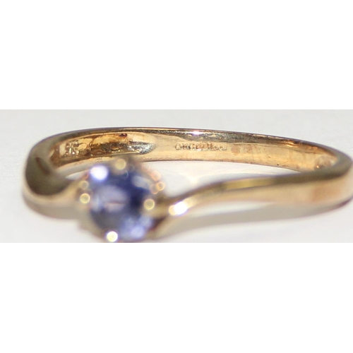 2137 - A 9ct gold solitaire amethyst ring, full English hallmarks, approx size S, approx 2.19g gross