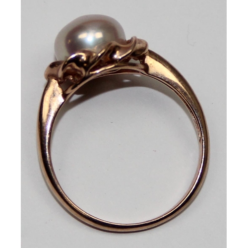 2142 - A 9ct gold pearl dress ring with decorative twist setting, full hallmarks, approx size T, approx 3.5... 