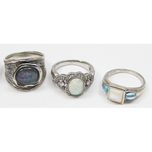 2255 - 5 assorted 925 silver dress rings, to include Mother of Pearl, Paua shell and faux opals mounted in ... 